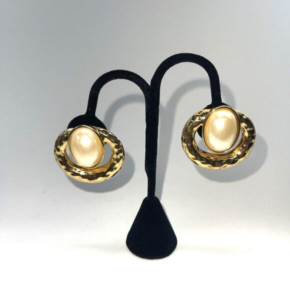 Vintage Earrings Clip On Hammered Heavy Gold Tone Faux Pearl Cabochon B#18 - Picture 3 of 8